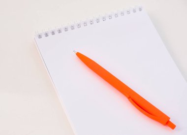 Beyaz masa üzerinde turuncu bir kalem