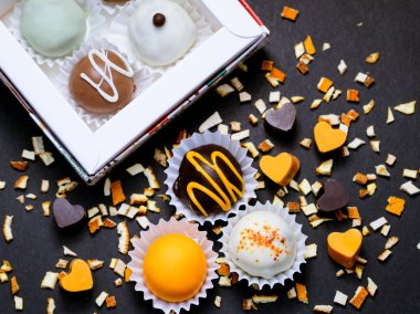 Noel arka plan: domalan ve kurutulmuş portakal kabuğu siyah Kağıt arka plan