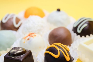 Sarı arka plan, ateş yakın çekim üzerinde lezzetli yer mantarı