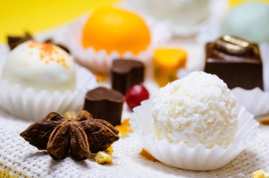 Lezzetli domalan, Yıldız anason ve kızılcık tarafsız arka plan üzerinde