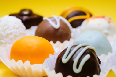 Sarı zemin üzerine ağız sulandıran yer mantarı