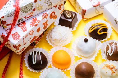 Şeker kutuları, sarı zemin - Noel üzerine lezzetli yer mantarı hayat hala.