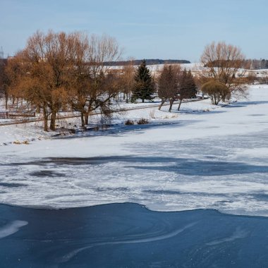 Kış arka plan - dondurulmuş nehir ve bir kış park parçası