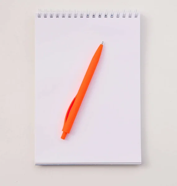 Een Oranje Pen Witte Tafel — Stockfoto