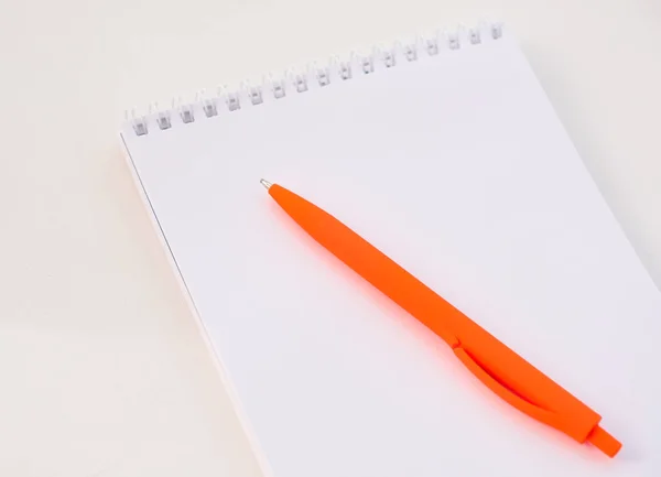 Ein Orangefarbener Stift Auf Dem Weißen Tisch — Stockfoto