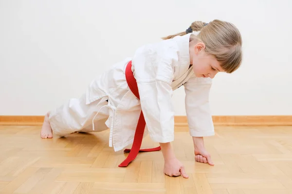 Kis Lány Demonstratiing Ököl Hangsúlyt Karate Gyerek — Stock Fotó