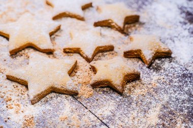 Ahşap arka planda noel kurabiyeleri