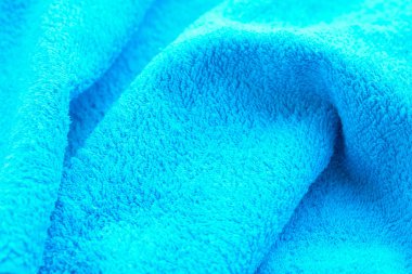 Ahşap zemin üzerine mavi pamuklu havlu