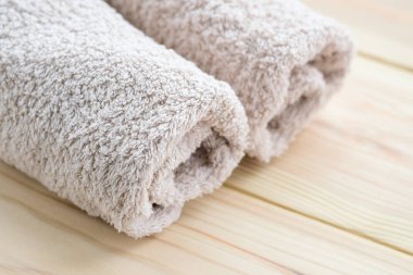 Ahşap bacground pamuk havlu