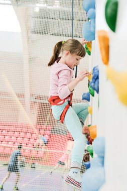 Tırmanma duvarı üzerinde etkin beyaz kız