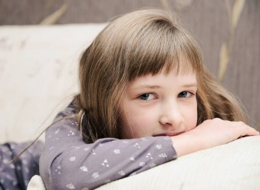 İçeride oldukça beyaz bir kız portresi