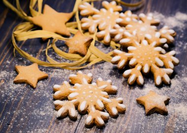 Ahşap arka planda noel kurabiyeleri