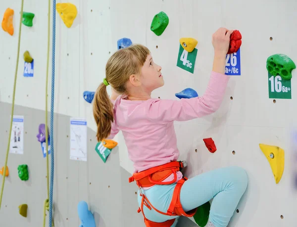 Chica Caucásica Activa Pared Escalada — Foto de Stock