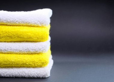 Siyah arka plan üzerine pamuk havlular