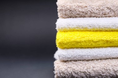 Siyah arka plan üzerine pamuk havlular