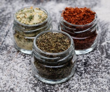 Ahşap zemin üzerine kavanoz içinde farklı baharatlar