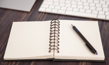 Açılan defter, masanın üzerinde klavye