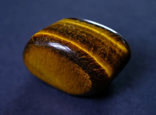 Süs cilalı taş göz Tiger (tiger-eye), koyu arka plan
