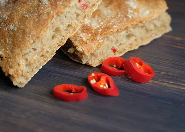 Пшеничный Хлеб Перцем Чили Деревянном Фоне — стоковое фото