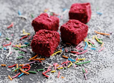 Sugarly arka plan üzerinde iştah açıcı tatlılar