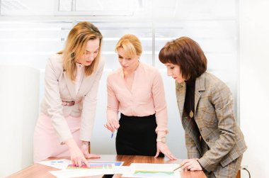 Üç iş kadını ekibinden çalışma iş ques görüşüyorlar