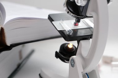 Mikroskop araştırma okulda ve evde