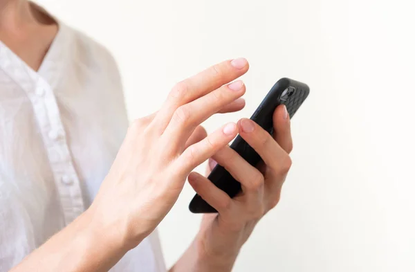 La mujer se comunica por teléfono — Foto de Stock