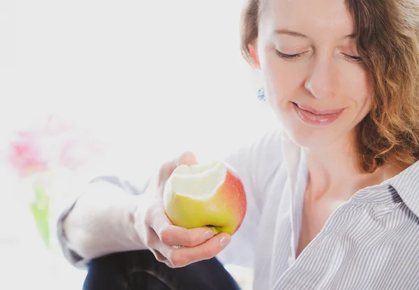 Feliz Joven Mujer Come Una Manzana Fondo Blanco — Foto de Stock