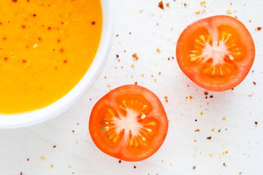 Beyaz arka planda biber biber ile sıcak krem çorbası bir kase