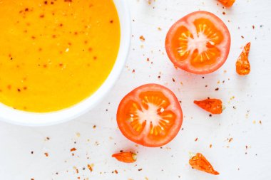 Beyaz arka planda biber biber ile sıcak krem çorbası bir kase