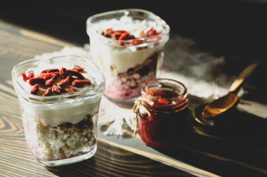 Helhy yaşam tarzı için kolay kahvaltı: peynir, berry reçeli, doğal yoğurt ve goji.