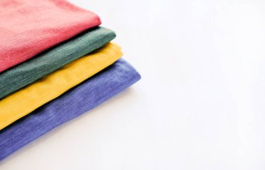 Beyaz bir arka plan üzerinde düzenli katlanmış erkek t-shirt