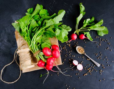 Taze redish ve kişniş tohumları 