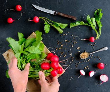 Taze redish ve kişniş tohumları 