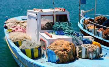 Ağları ile donatılmış balıkçı teknesi 