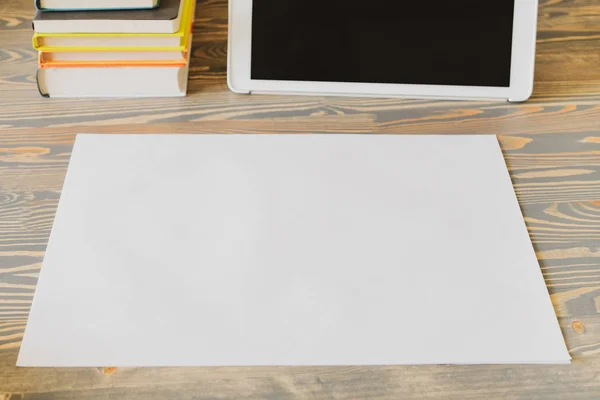 Foglia vuota di carta su un desktop di legno — Foto Stock