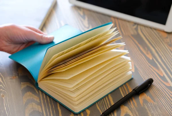 La mano femenina abre un cuaderno — Foto de Stock