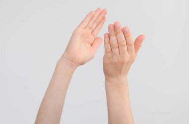 Çocuğun elleri alkış;