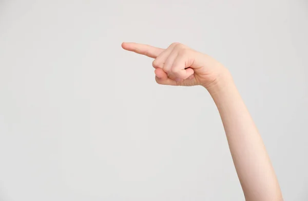 El dedo índice del niño apunta hacia un lado . — Foto de Stock