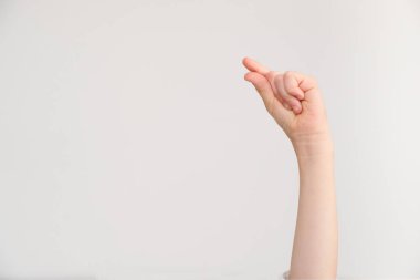 Çocuğun eli hiçbir şey tutar / bir çimdik gösterir