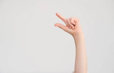 Çocuğun eli hiçbir şey tutar / bir çimdik gösterir