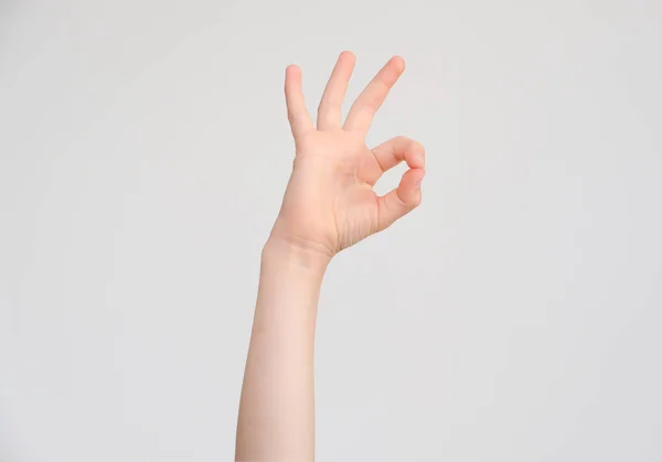 La main d'un enfant montre un geste d'accord / approbation — Photo