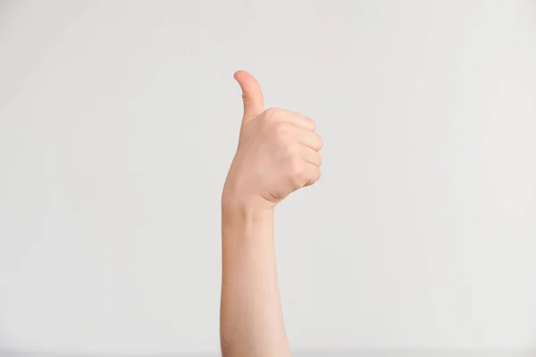 Mão de uma criança mostra um gesto de acordo / aprovação — Fotografia de Stock