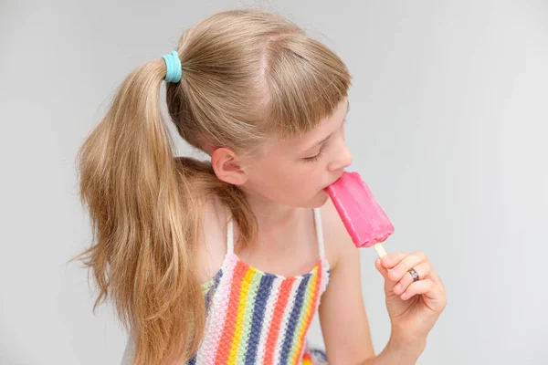 Retrato de uma menina bonito detém um sorvete — Fotografia de Stock