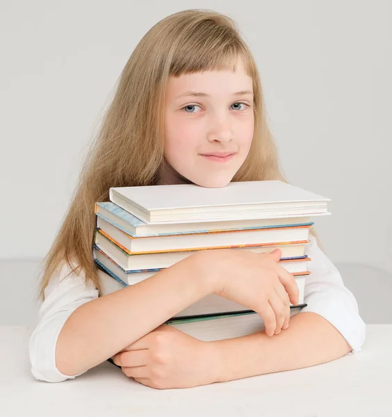 Linda chica con una pila de libros ; —  Fotos de Stock