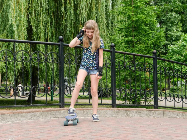 Happy girl rides on a skateboard — Stock Photo, Image