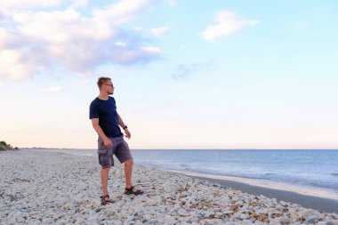 Deniz de dinlenen yakışıklı adam