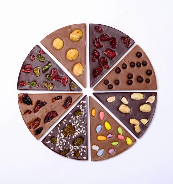 Pizza de chocolate con cobertura de frutos secos y bayas — Foto de Stock