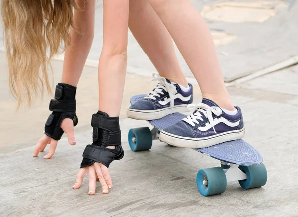 Remaja belajar untuk naik skateboard . — Stok Foto