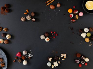 Trüf mantarları ve kurutulmuş meyveler siyah kil tabakta